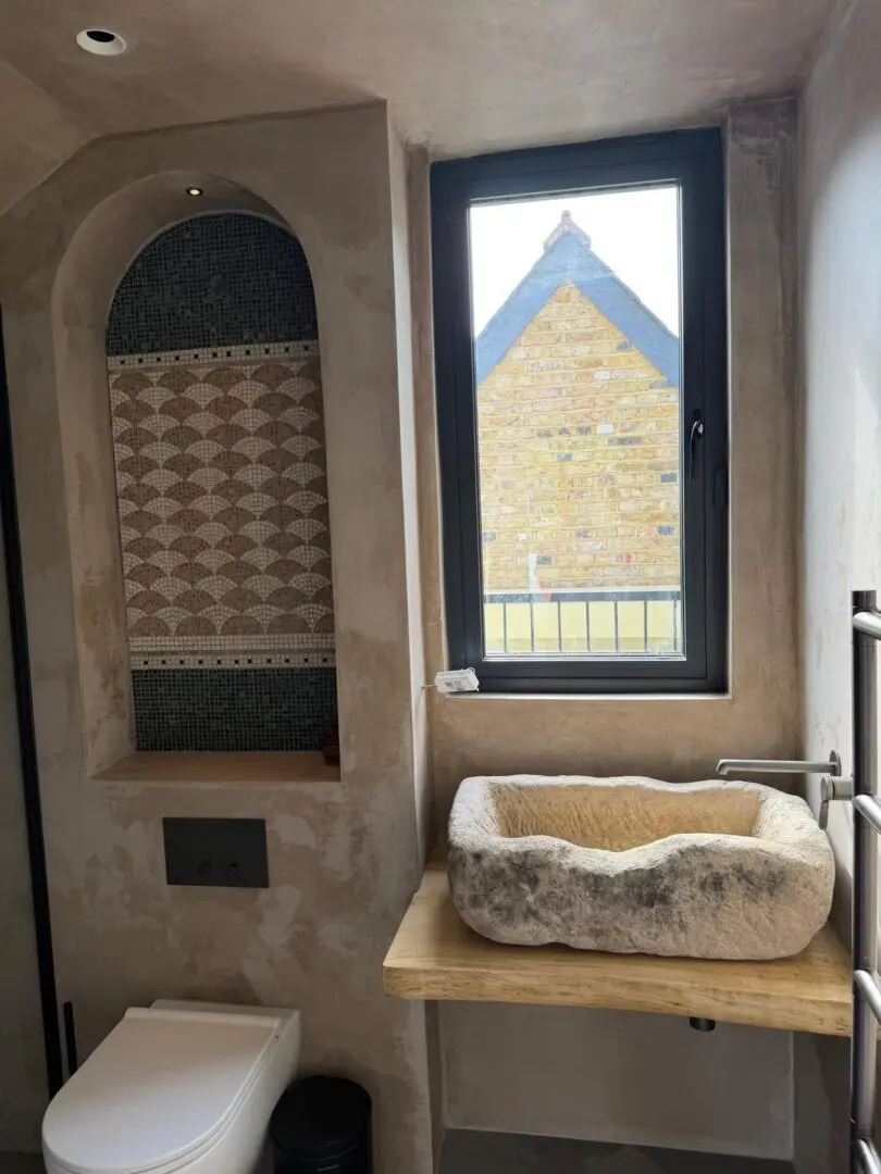 Textured wall bathroom with mosaic niche
